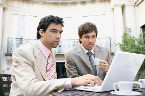 Two attractive businessmen having a meeting while having coffee — Stock Photo #21926027