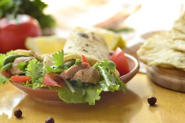 Pita bread stuffed with vegetables and fish