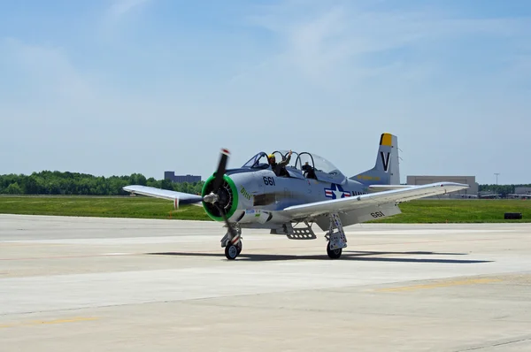 泽西州,美国-五月十二日: 飞行员 1957年北美 t