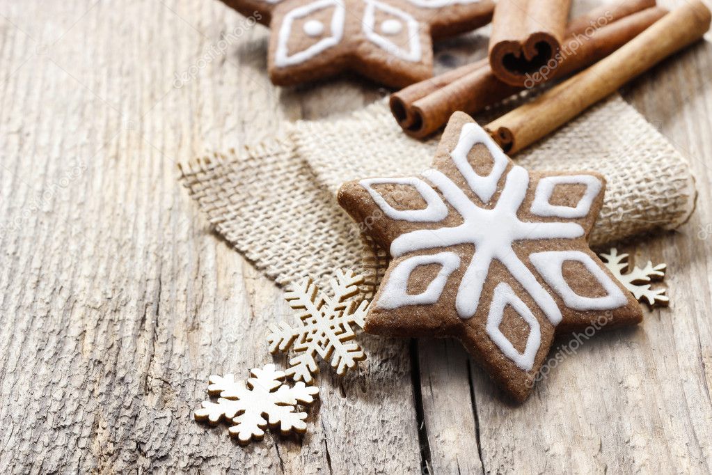 Galletas de jengibre de navidad en forma de estrella en la ficha ... Mesa con madera rústica en l