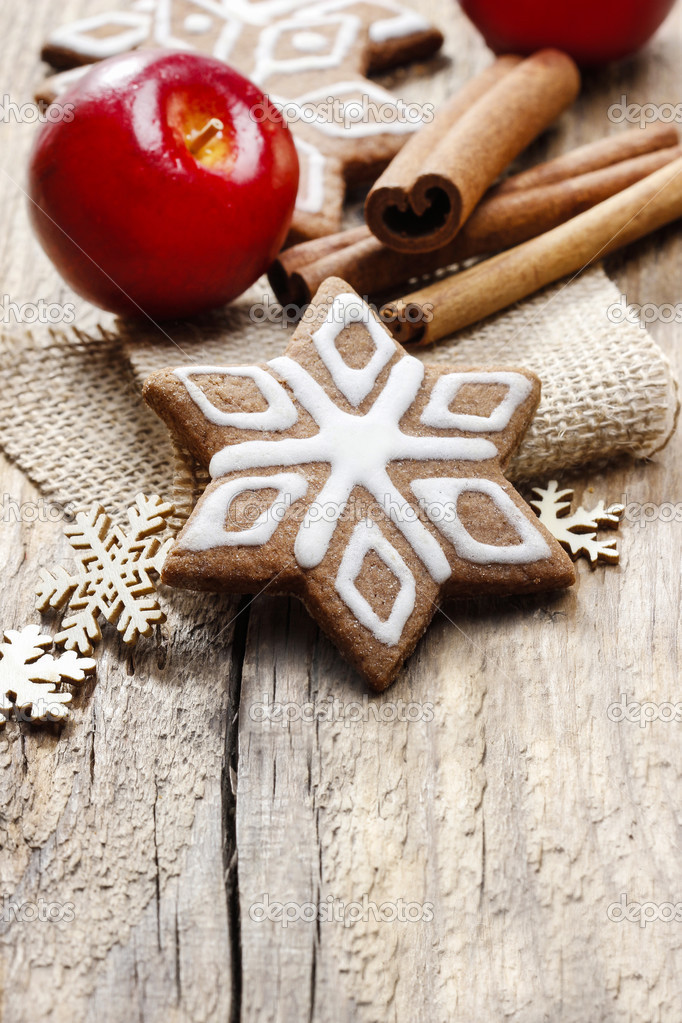 Galletas de jengibre de navidad en forma de estrella en la ficha ... Mesa con madera rústica en l