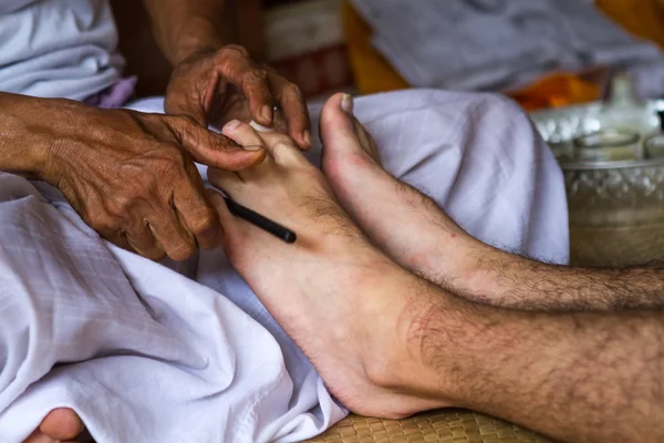 Balinese healer\'s hands to massage your legs