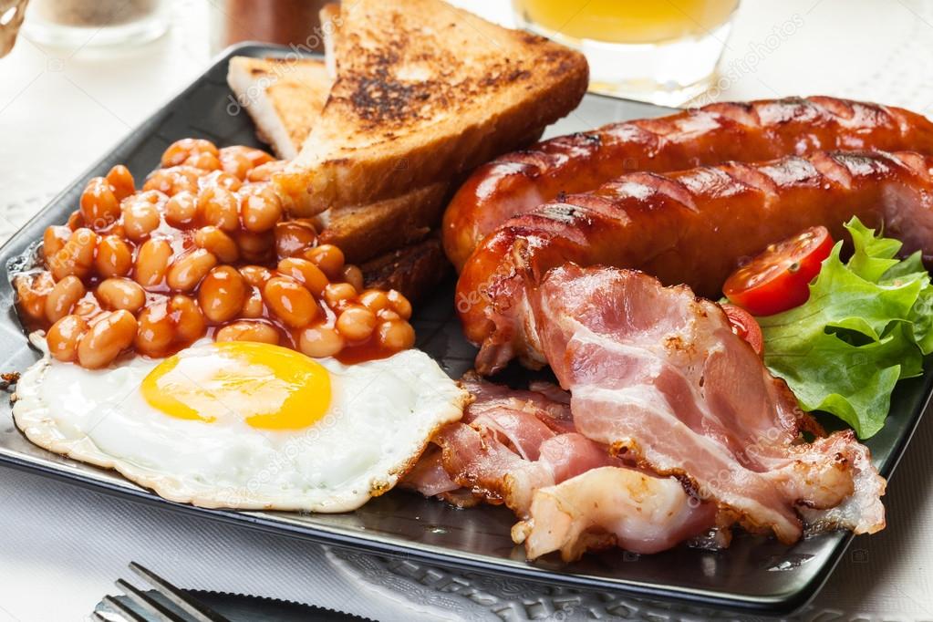 Petit déjeuner anglais complet avec bacon, saucisses, oeufs, fèves au