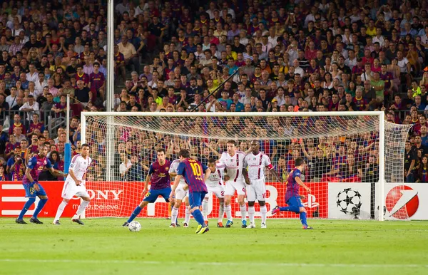 Leo Messi shots a free kick