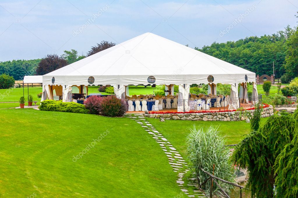 Réception de mariage en plein air dans la tente\u2014 Image de elitravo