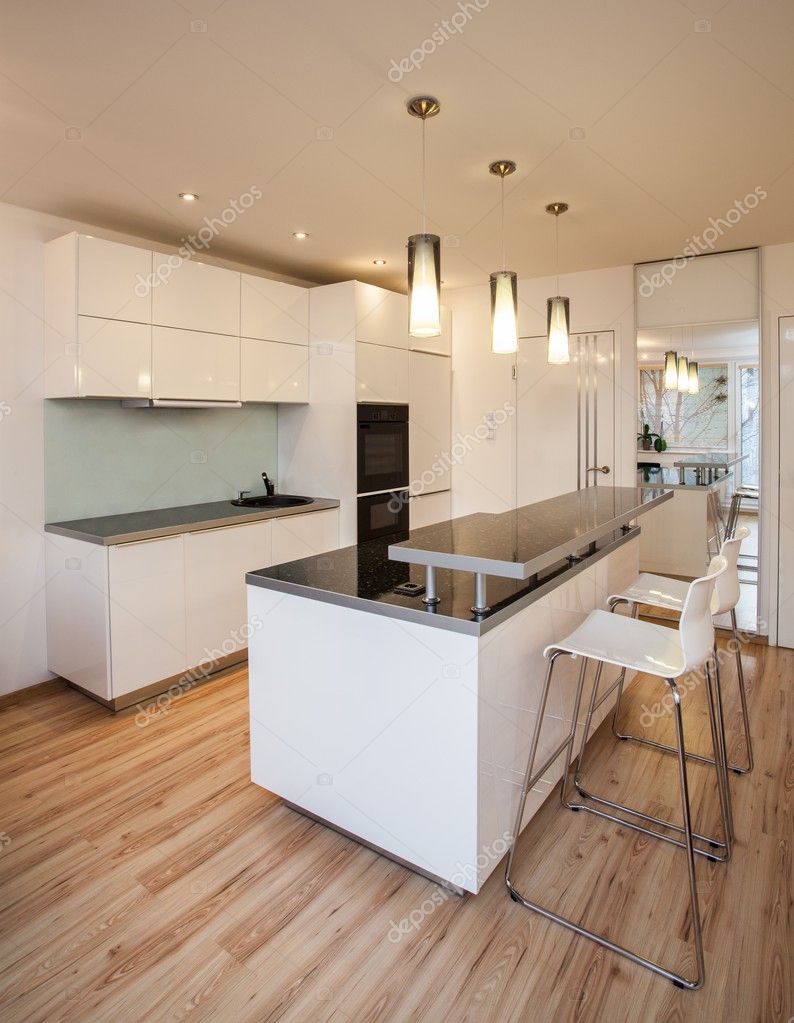 Stijlvolle flat keuken met witte kleuren — stockfoto ...