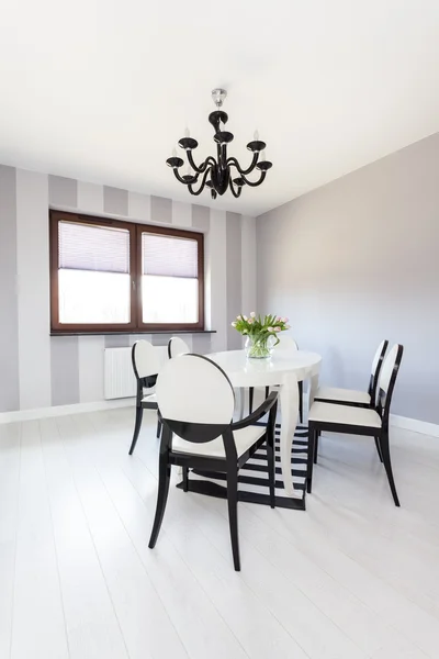 Vibrant cottage - Modern table