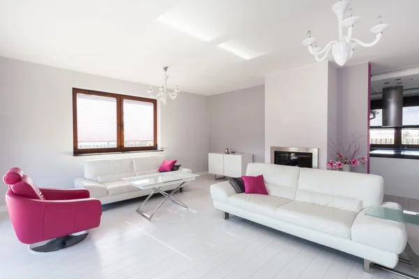 Vibrant cottage - white and pink living room