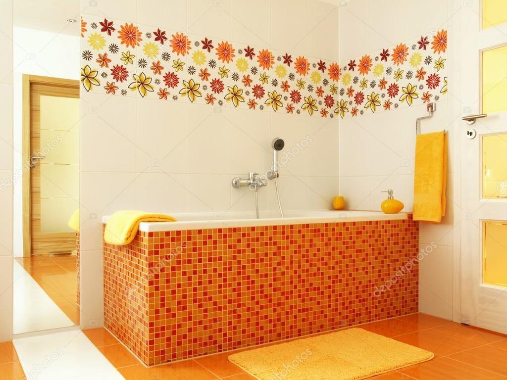 Modernt badrum i orange färg — stockfotografi © photographee.eu ...