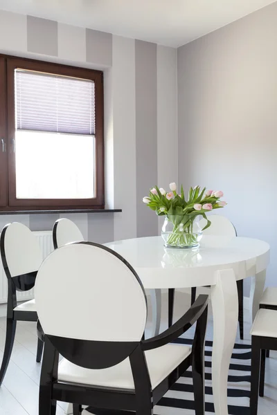 Vibrant cottage - White table