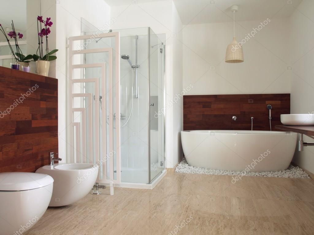 Horisontell vy av modernt badrum — stockfotografi © photographee ...