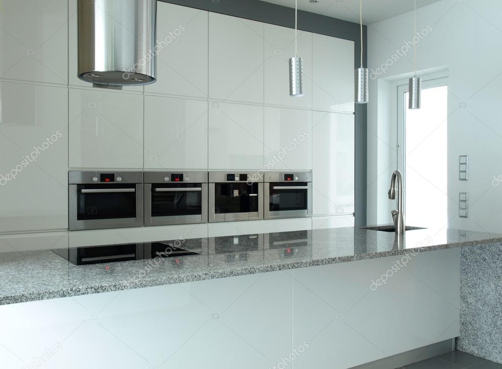 Witte keuken met inbouw apparatuur — stockfoto © photographee.eu ...