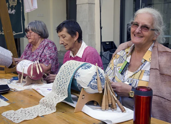 The demonstrations of bobbin lace maker