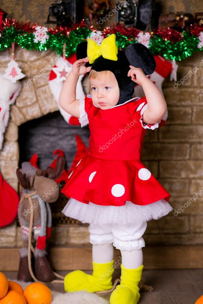 Bebek çizgi film fare gibi giyinmiş. Karnaval kostümü — Stok Foto