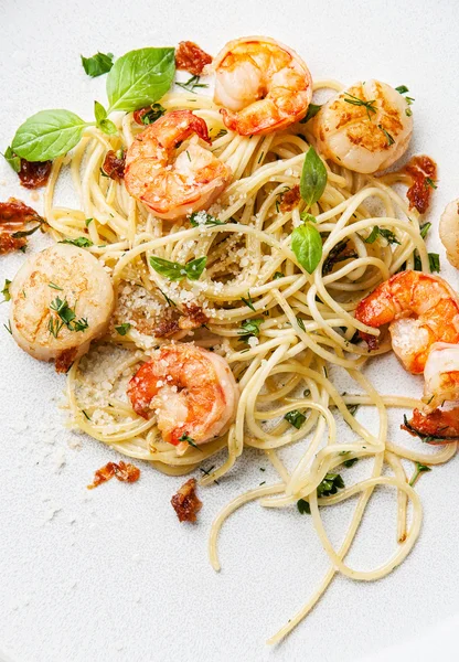 Spaghetti with prawns, sea scallops and basil