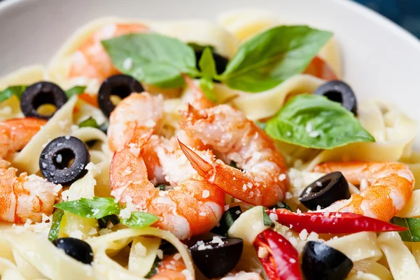 意大利面虾、 干酪和罗勒 - 图库照片lisovskaya