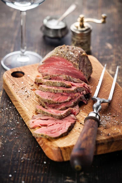 Roast beef on cutting board