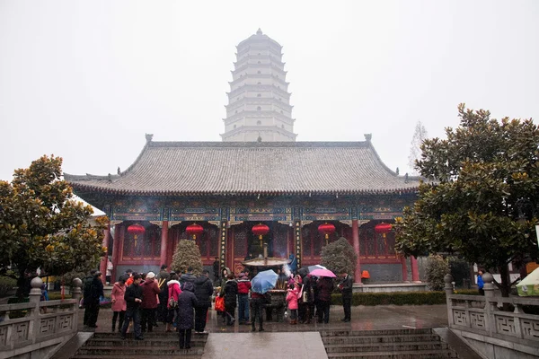 Xi\'an 2013 people braved snow and rain during the Spring Festival to Famen Temple worship