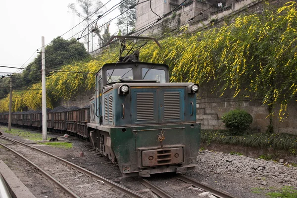 Leshan City, Sichuan Qianwei Ka Yang Yuejin the station wagon being pulled coal train motor head