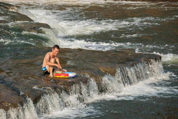 Chongqing citizens take advantage of the weekend in the summer to enjoy a cool summer in the Seto River Road Hole River Rongchang pleasant town next