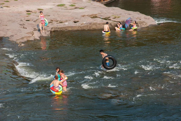 Chongqing citizens take advantage of the weekend in the summer to enjoy a cool summer in the Seto River Road Hole River Rongchang pleasant town next