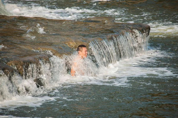 Chongqing citizens take advantage of the weekend in the summer to enjoy a cool summer in the Seto River Road Hole River Rongchang pleasant town next