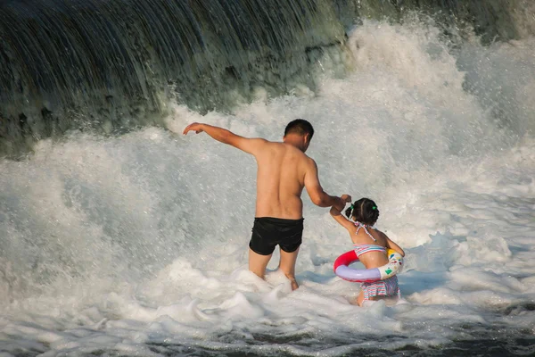 Chongqing citizens take advantage of the weekend in the summer to enjoy a cool summer in the Seto River Road Hole River Rongchang pleasant town next