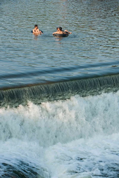 Chongqing citizens take advantage of the weekend in the summer to enjoy a cool summer in the Seto River Road Hole River Rongchang pleasant town next