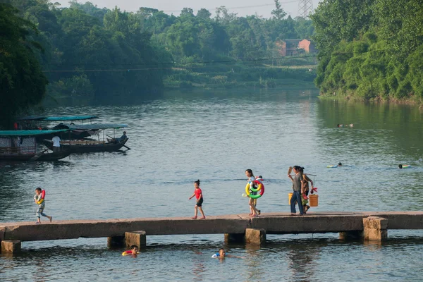 Chongqing citizens take advantage of the weekend in the summer to enjoy a cool summer in the Seto River Road Hole River Rongchang pleasant town next