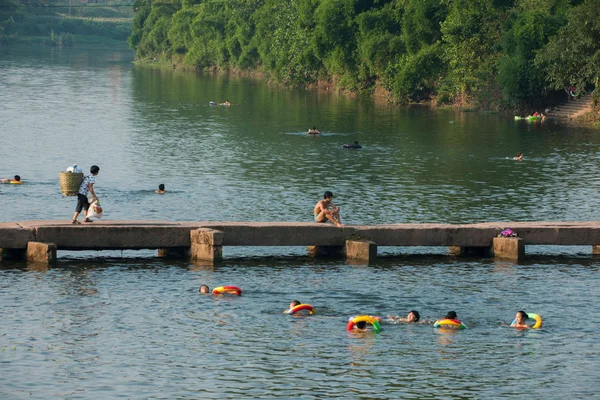 Chongqing citizens take advantage of the weekend in the summer to enjoy a cool summer in the Seto River Road Hole River Rongchang pleasant town next