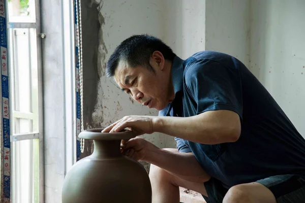An Chongqing Rongchang pottery studio pottery museum craftsmen are producing 
