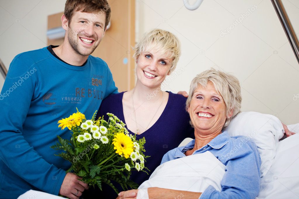 Crianças felizes com mãe visita de flores buquê no hospital