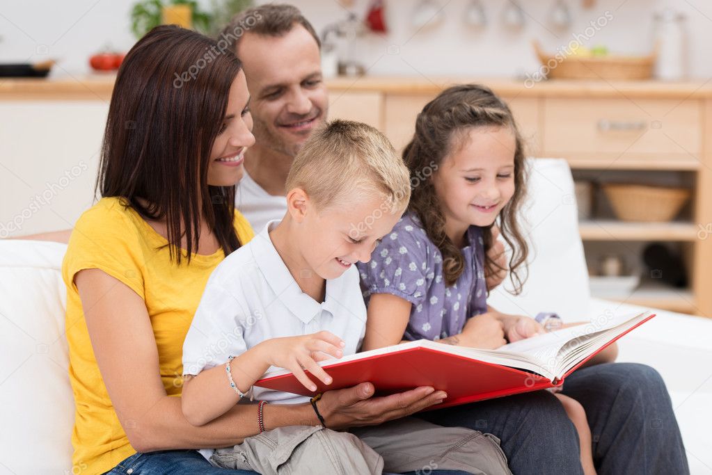 Lezen van een boek samen en gelukkige familie — stockfoto © racorn ... Kleine kinderen woonkamer