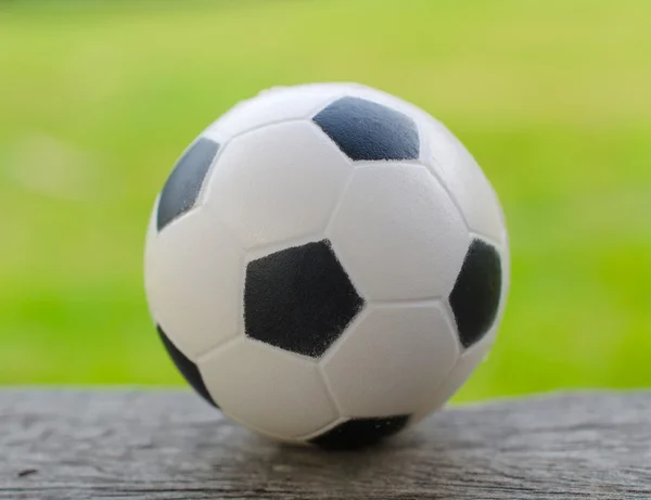 在绿色的背景板上的英式足球 - 图库照片casan