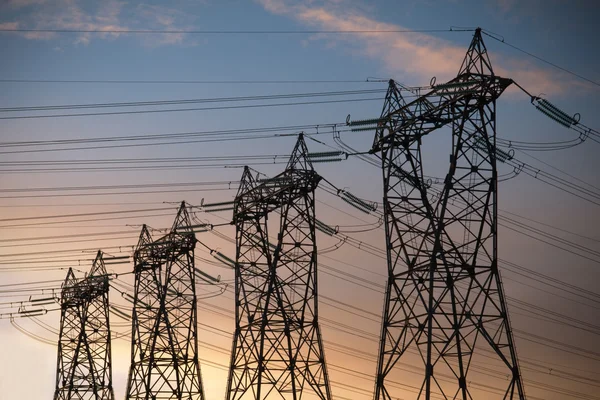 高电压 - 图库照片thomaslenne#38031919