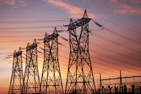 高电压 - 图库照片thomaslenne#50947979