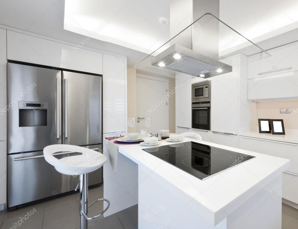 Heldere, moderne keuken — stockfoto © kokal #48481943
