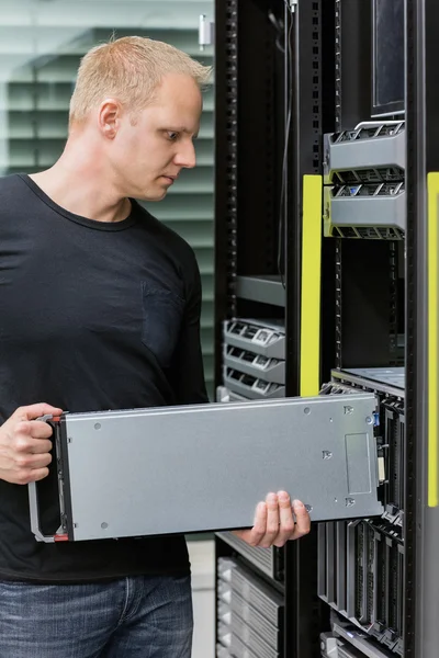 It consultant install blade server in datacenter