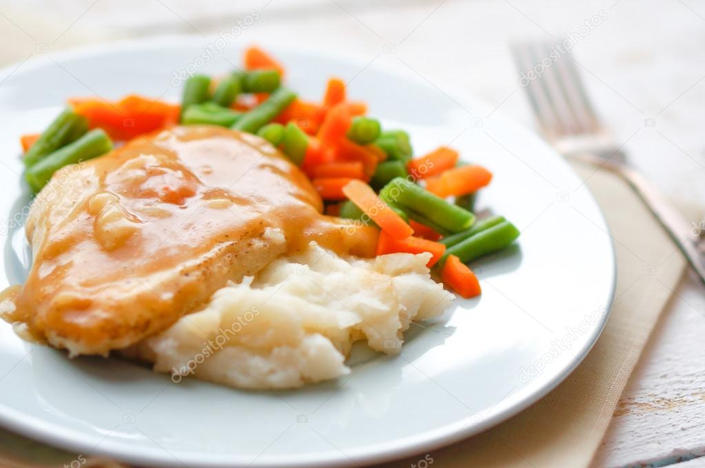 Oven baked chicken in gravy with mashed potatoes and vegetables — Stock
