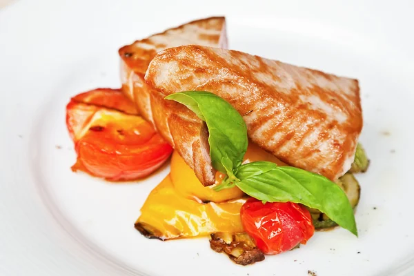 Grilled tuna steaks with vegetables