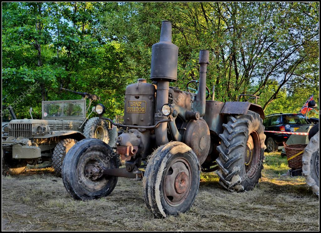 старый трактор 
