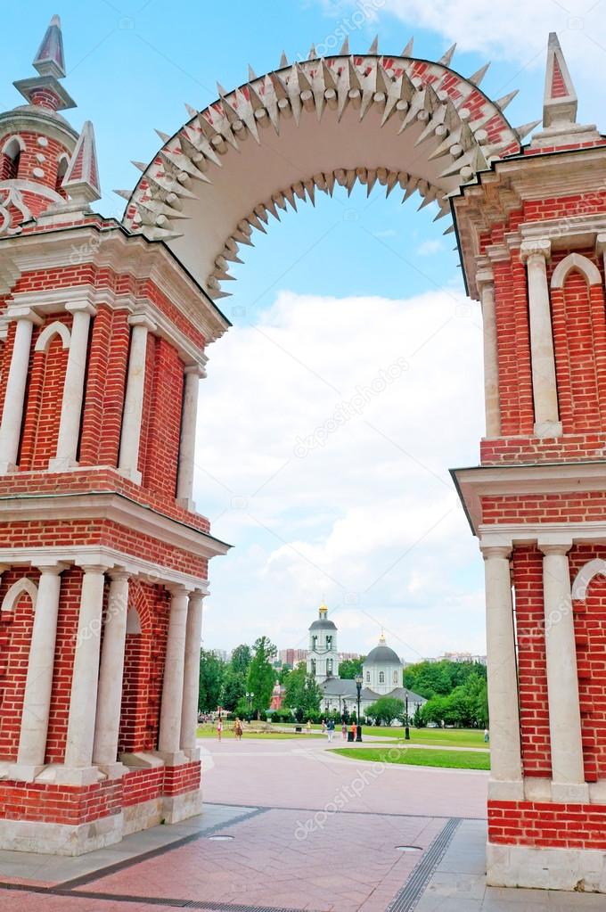 Arco de ladrillo rojo decorado con patrón blanco — fotos de stock ...