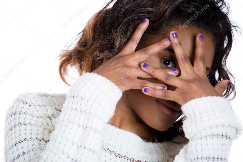 Closeup portrait dune jeune femme timide et flirter avec les mains couvrant tout le visage sauf