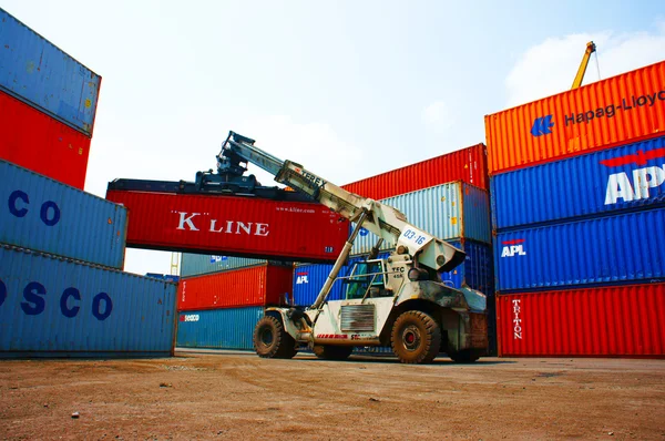Forklift truck crane container to trailer,Vietnam depot