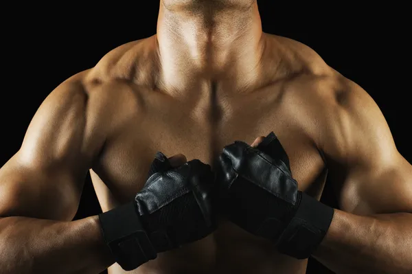 显示他的腹肌肌肉男 - 图库照片imagedb_seller#32999469