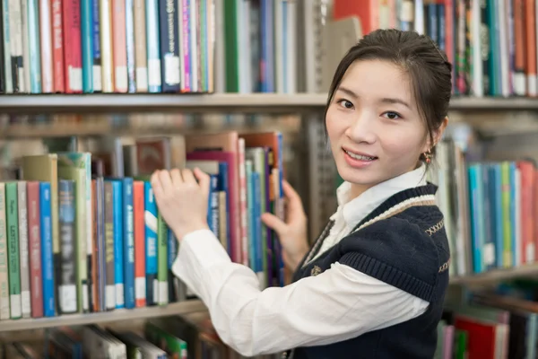 Portrati of student in front of bookshelf