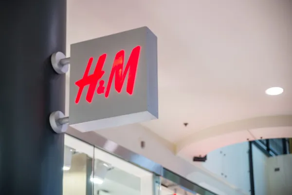 HM store logo in Mall of America