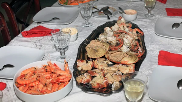 Boiled shrimps and stuffed crab