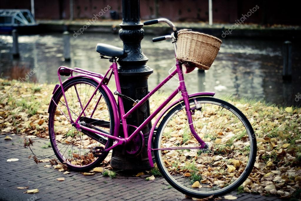 Vintage bike with basket in Amsterdam — Stock Photo © matabum 33920597
