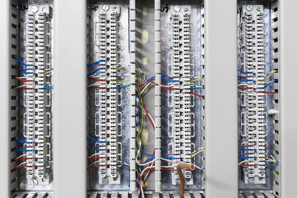 Electronic cable bar for connection of communication systems